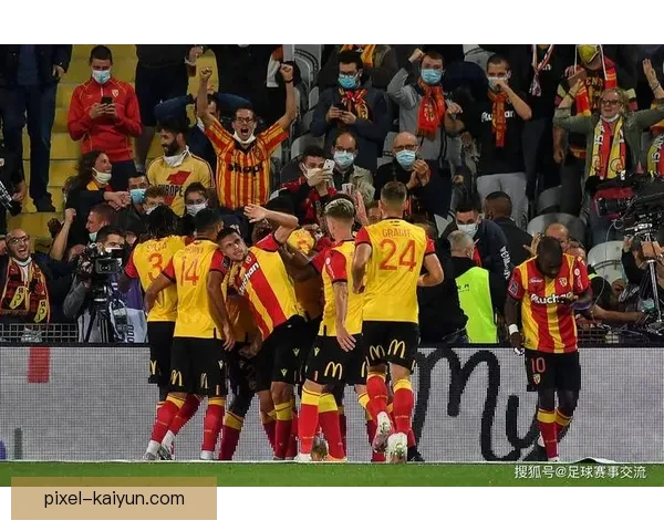 新赛季足球预测：冠军争夺战中黑马球队或将令人意外表现亮眼